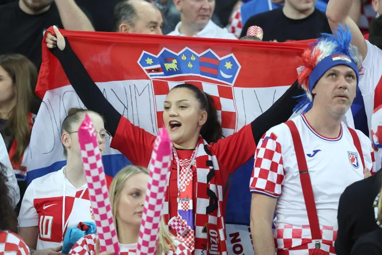 Kamere na tribinama uhvatile zanosne Hrvatice i hrvatskog maskiranog Zorro osvetnika