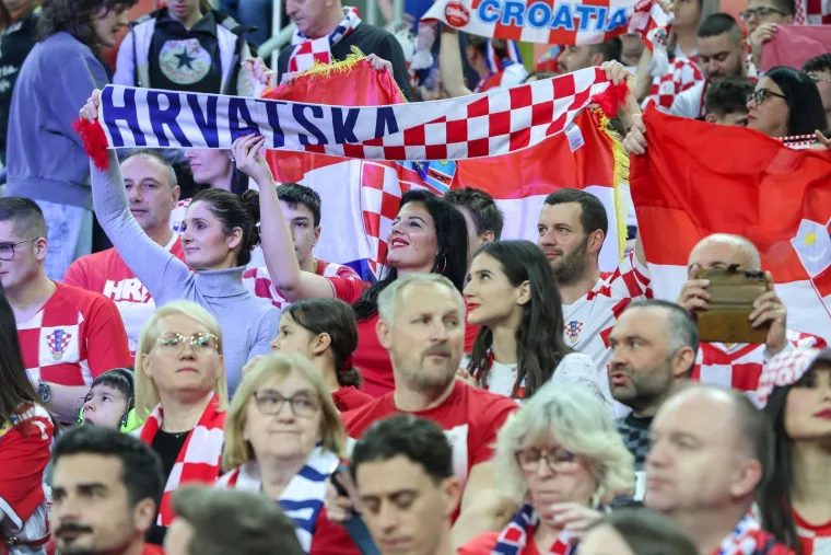 Kamere na tribinama uhvatile zanosne Hrvatice i hrvatskog maskiranog Zorro osvetnika