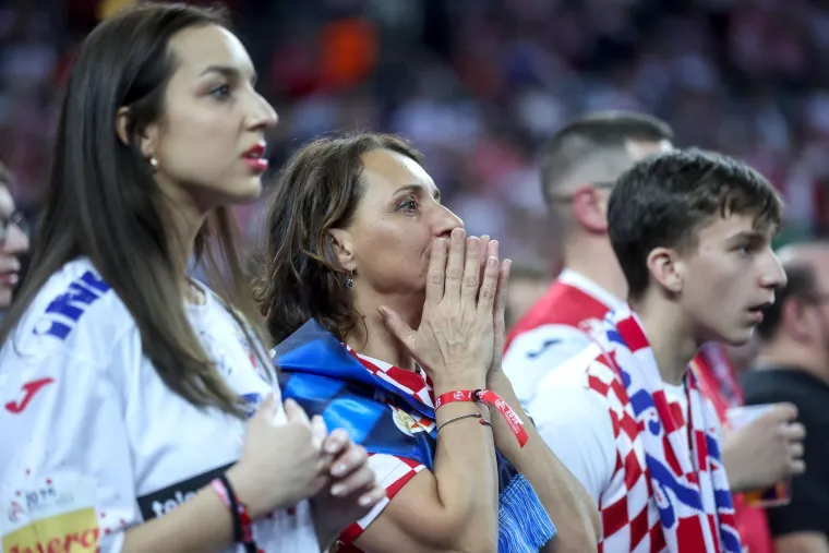 Kamere na tribinama uhvatile zanosne Hrvatice i hrvatskog maskiranog Zorro osvetnika