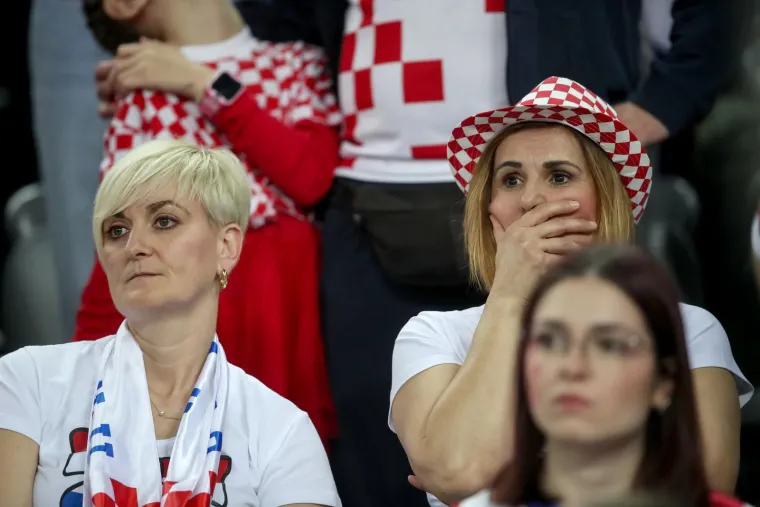 Kamere na tribinama uhvatile zanosne Hrvatice i hrvatskog maskiranog Zorro osvetnika