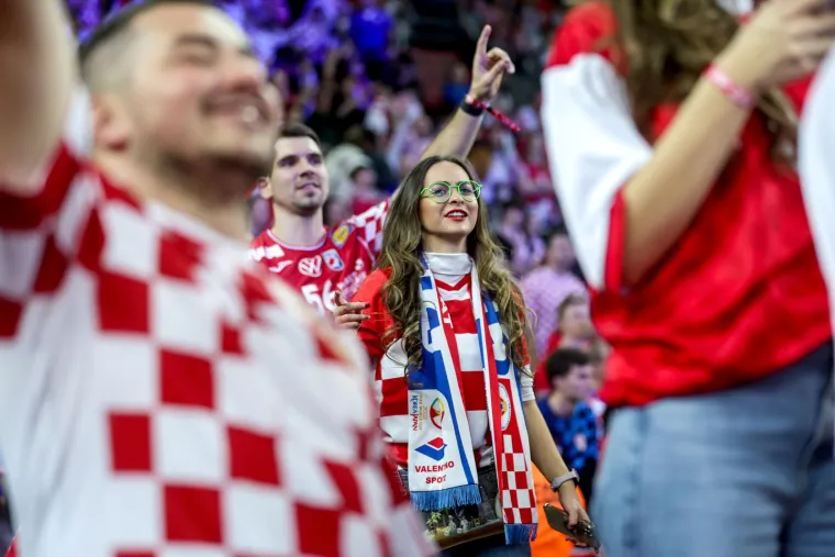 Kamere na tribinama uhvatile zanosne Hrvatice i hrvatskog maskiranog Zorro osvetnika