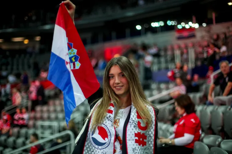 Kamere na tribinama uhvatile zanosne Hrvatice i hrvatskog maskiranog Zorro osvetnika