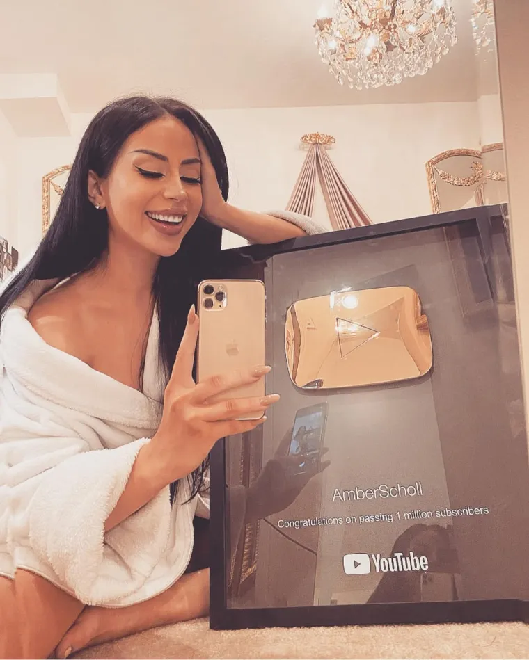 Osim toga, poznata je i na Instagramu pod korisničkim imenom @amberscholl, gdje broji više od 873.000 pratitelja.