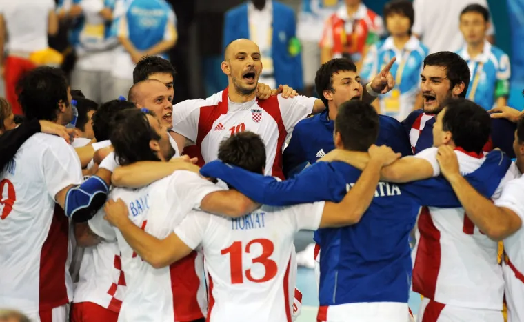 Među hrvatskim rukometašima bio je i sadašnji kapetan Domagoj Duvnjak. Mlađahni Dule izgleda neprepoznatljivo na slici.