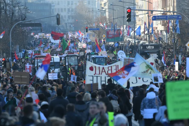 Akciju organiziraju novosadski studenti, u petak navečer su im se pridružile kolege iz Beograda koje su pješice i na biciklima stigli u Novi Sad, a podržat će ih i tisuće ljudi koji pristižu u glavni grad Vojvodine.