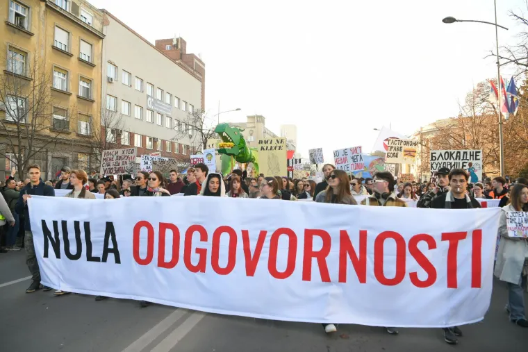 Stotine tisuća ljudi, u prosvjedima potaknutim pogibijom 15 ljudi u padu nadstrešnice, od studenog su izašle na ulice diljem zemlje, a studenti blokirali više od 60 fakulteta, zahtijevajući odgovornost vlasti, poštivanje ustava, zakona, iskorjenjivanje korupcije, te osnaživanje i samostalnost institucija bez političkog utjecaja.