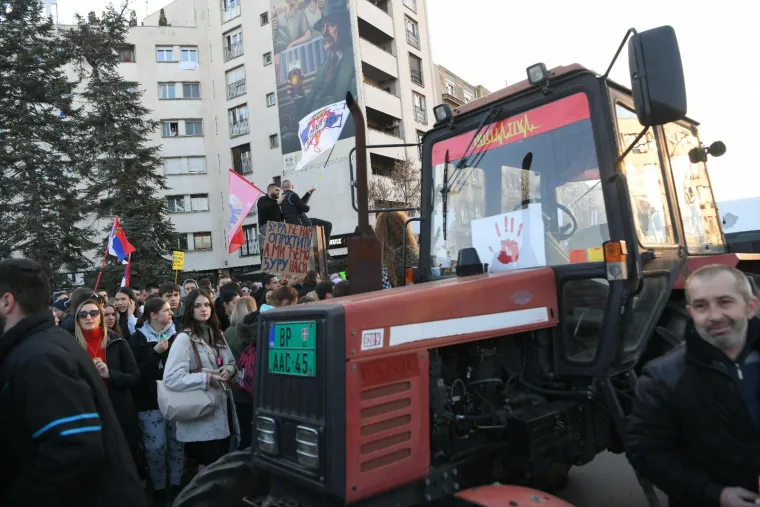 Današnjoj blokadi tri mosta u Novom Sadu pridužilo se na stotine motociklista, poljoprivrednici na traktorima, Novosađani koji su sinoć priredili masovan doček studentima iz Beograda.