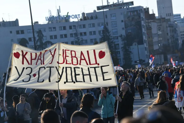 Studenti na ulicama Novog Sada, pogledajte koje su sve poruke poslali vladajućima