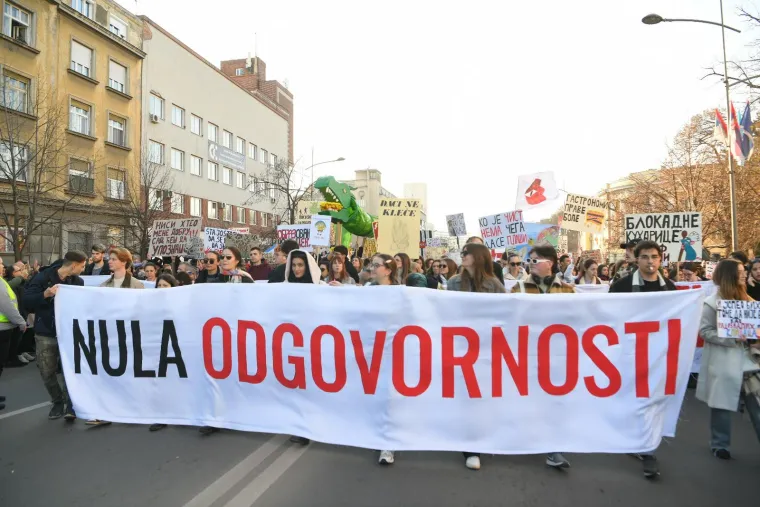 Studenti na ulicama Novog Sada, pogledajte koje su sve poruke poslali vladajućima