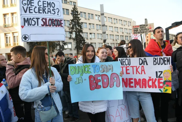 Studenti na ulicama Novog Sada, pogledajte koje su sve poruke poslali vladajućima