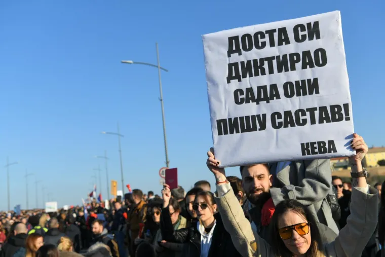 Studenti na ulicama Novog Sada, pogledajte koje su sve poruke poslali vladajućima