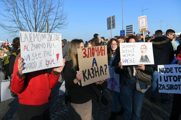 Studenti na ulicama Novog Sada, pogledajte koje su sve poruke poslali vladajućima