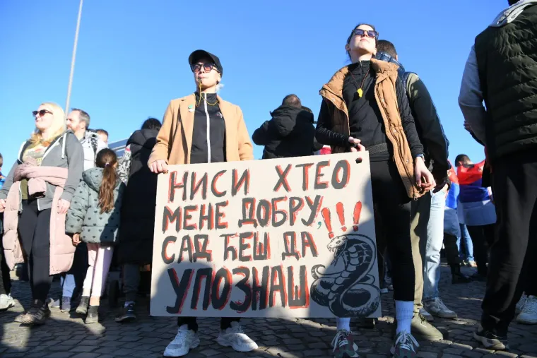 Studenti na ulicama Novog Sada, pogledajte koje su sve poruke poslali vladajućima