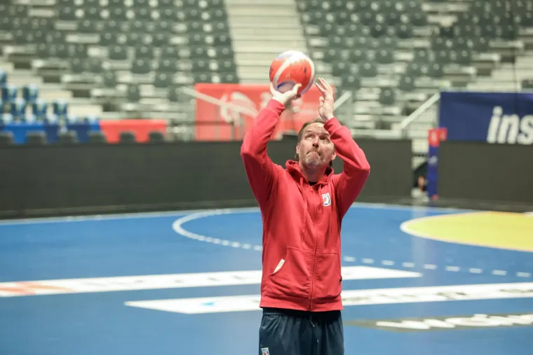 Izbornik sigurdsson bio je jako dobro raspoložen i u jednom trenutku je s loptom gađao ko&scaron;