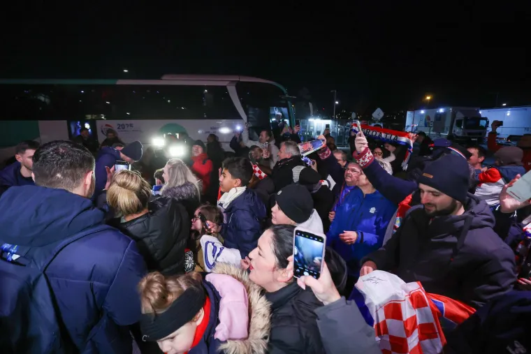 U Oslo je doputovao veliki broj hrvatskih navijača koji su pozdravili rukometa&scaron;e ispred dvorane