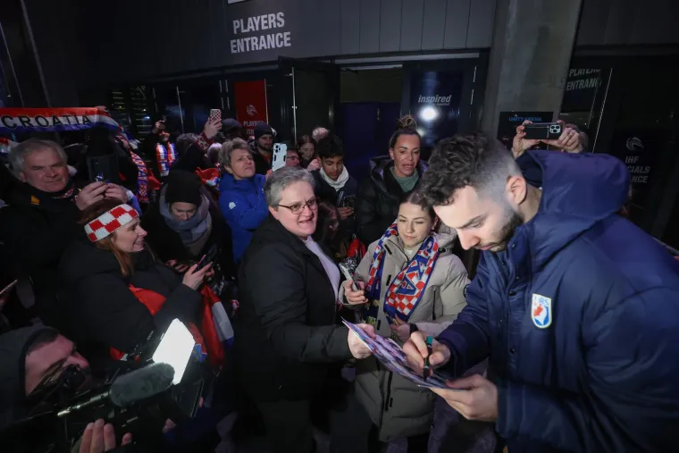 Na&scaron;i reprezentativci potpisivali su autograme navijačima koji su stigli u daleki Oslo