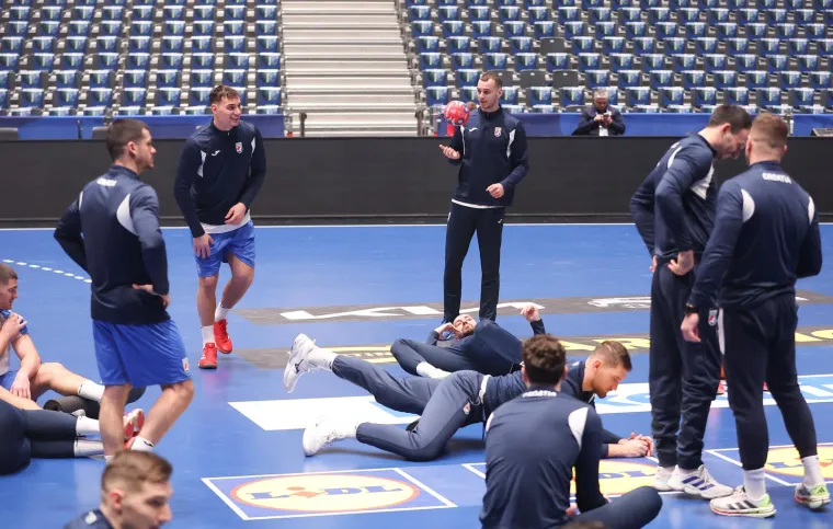 Rukometa&scaron;i trenirali u Oslu dan prije finala: Ludnica ispred dvorane, a pazite &scaron;to je izvodio Sigurdsson