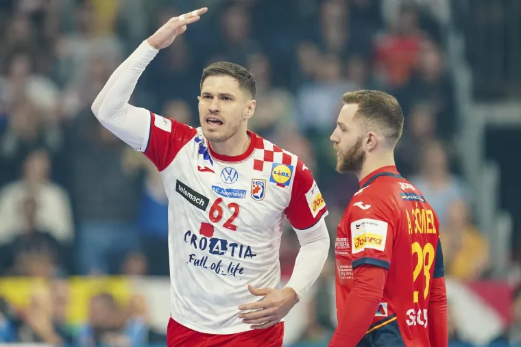 Uz nevjerojatne rezultate na poziciji lijevog vanjskog, može se pohvaliti s dobrom obrazovnom karijerom. Naime, ovaj 28-godišnjak upisao je Ekonomski fakultet, ali sport mu je uvijek na prvom mjestu. 