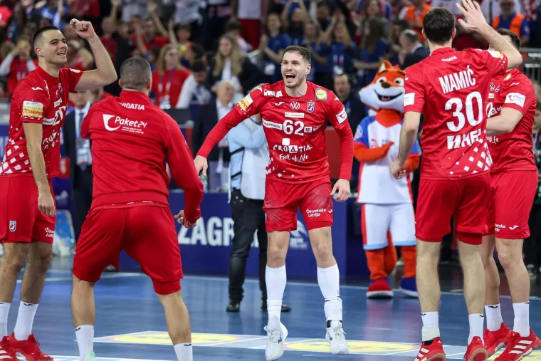 Jelinić predstavlja pravu rijetkost u rukometu, jer mu je najdraži hobi spavanje. 