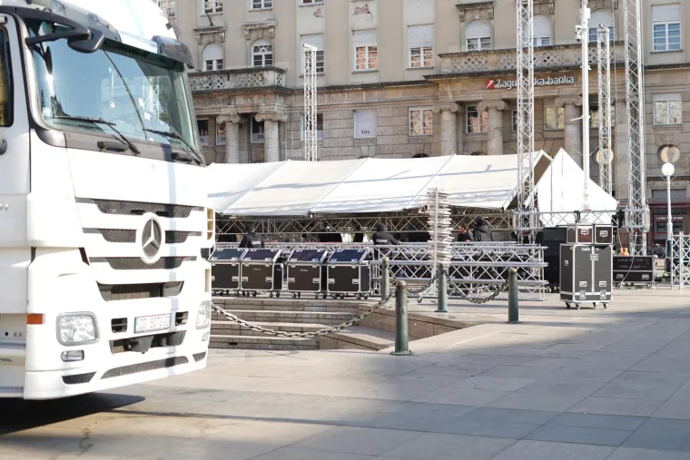 Podsjetimo, u ponedjeljak će biti održan svečani doček za Dagura Sigurdssona i hrvatske reprezentativce. Za 14 sati zakazan je početak programa na Trgu bana Jelačića, dok se dolazak rukometa&scaron;a s medaljama očekuje oko 16 sati. Navijače bi trebali zabavljati Prljavo kazali&scaron;te, Daleka obala i Zapre&scaron;ić Boysi. Svoj dolazak potvrdio je i jedan jedini Marko Perković Thompson.