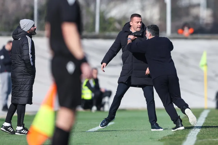 Kod prednosti Lokomotive 2-1 tik pred kraj prvih 45 minuta Stipe Biuk je napravio veliku glupost. U 43. minuti je napravio faul nad Karačićem za 11 metara. Igrači Hajduka su već bili u očaju, sudac Patrik Kolarić je Biuku pokazao i žuti karton, no javio se VAR i spasio Bile. Naime, neto od igrača Lokomotive je ne&scaron;to ranije u istoj akciji igrao rukom i Kolarić je poni&scaron;tio kazneni udarac, ali karton za Biuka je ostao. Situacija s fotografije je, pak, iz 18. minute. Tada je Gattuso odgurnuo svog pomoćnika koji se htio svađati sa sucem Patrikom Kolarićem. S tribina Kranjčevićeve zaorilo se: Rino, Rino...