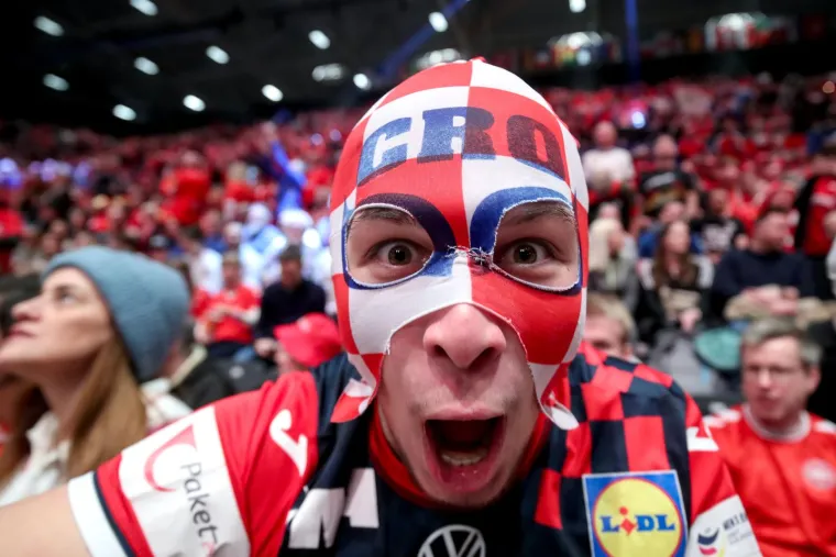 Ma, i ova je Arena na&scaron;a! Danci se ne čuju ni ne vide: Pogledajte kockastu ludnicu na tribinama u Oslu