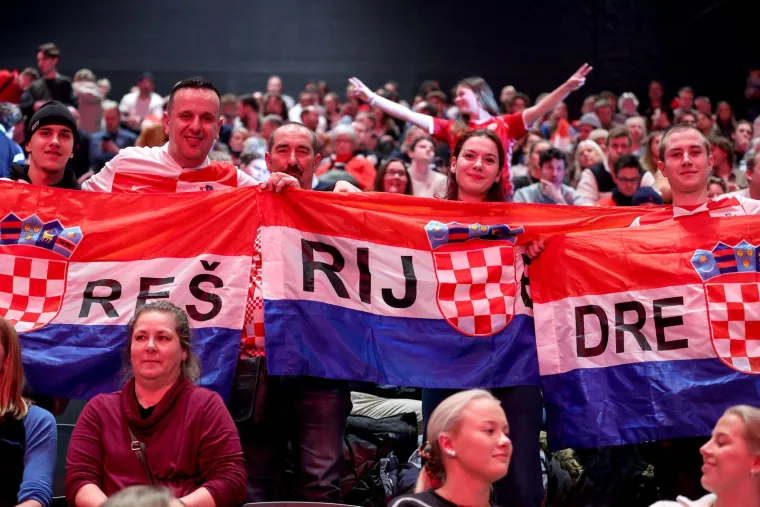 Ma, i ova je Arena na&scaron;a! Danci se ne čuju ni ne vide: Pogledajte kockastu ludnicu na tribinama u Oslu