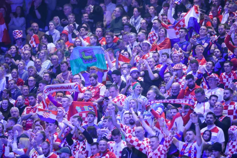 Ma, i ova je Arena na&scaron;a! Danci se ne čuju ni ne vide: Pogledajte kockastu ludnicu na tribinama u Oslu