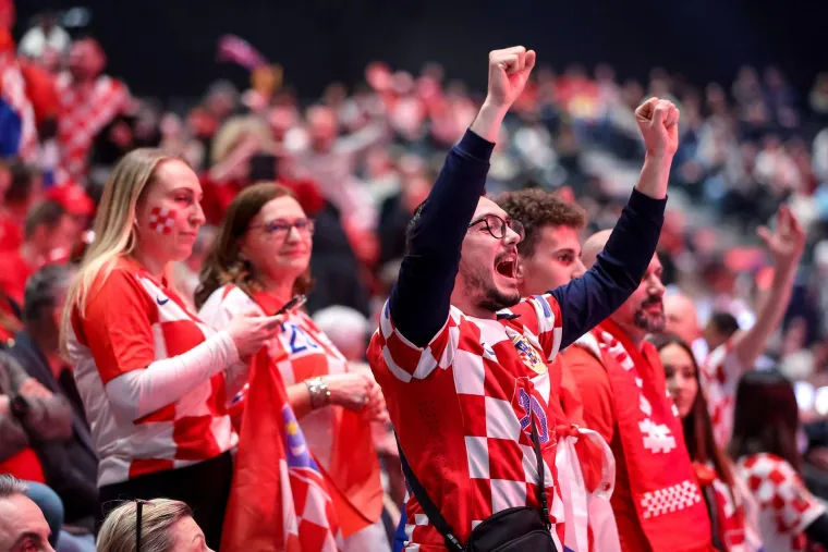Pjesma traje puno prije početka susreta