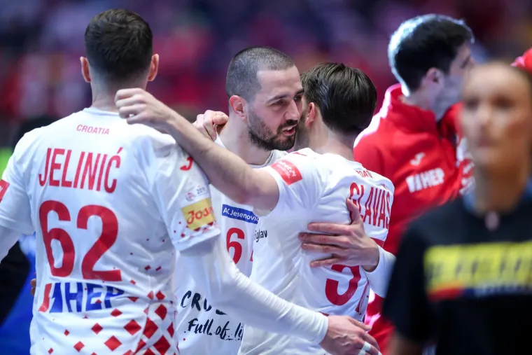 Mario Šoštarić i Filip Glavaš u zagrljaju. Junaci si čestitaju. 