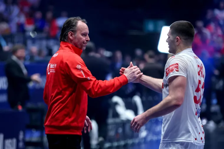Dagur Sigurdsson ostaje na klupi Hrvatske, otkrio je to u razgovoru za RTL. Na fotografiji se pozdravlja s Marinom Šipićem, jednim od junaka ovog SP-a, čovjekom koji je zabio onaj pobjednički gol sekundu do kraja Mađarskoj u četvrtfinalu u Areni Zagreb. 