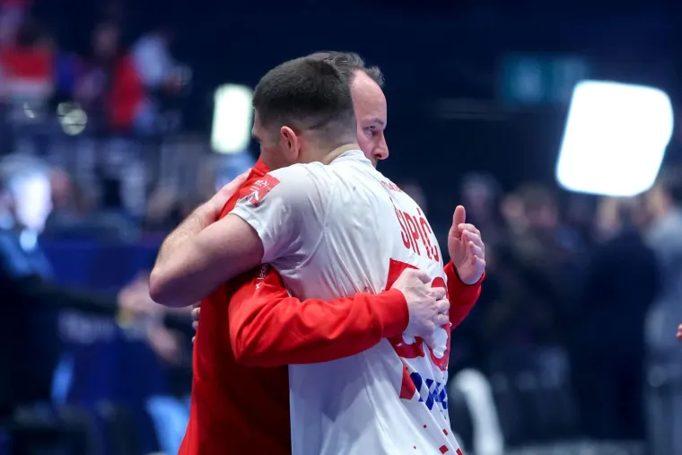 Sigurdsson i Šipić emotivno su se zagrlili. 
