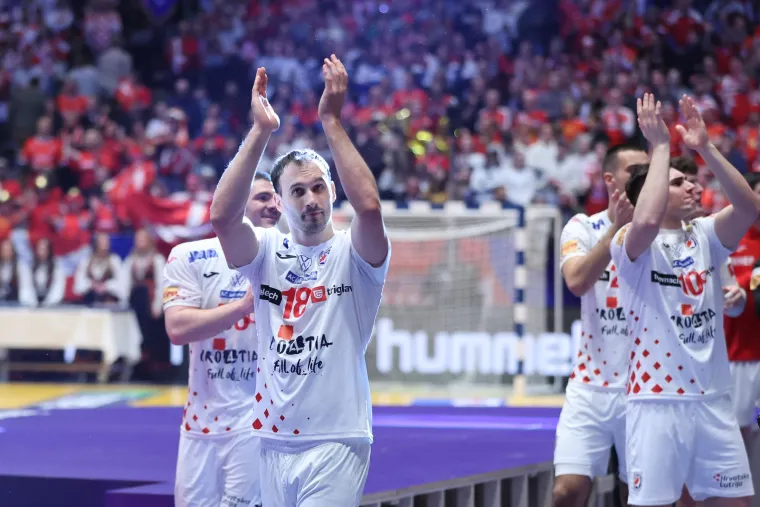 Igor Karačić posljednji put kao igrač reprezentacije pozdravlja navijače i svoju obitelj na tribinama.