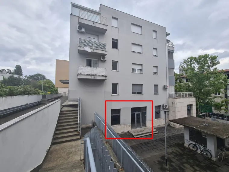 Nekretnina u Jurkovićevoj 19 u Zagrebu ima površinu od 84,50 kvadrata. Riječ je o prizemlju ulične zgrade, početna mjesečna neto zakupnina je 736,84 eura, a jamčevina je 2.210,52 eura.