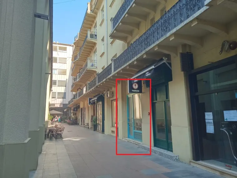 Nekretnina u Prolazu Sestara Baković 1 u Zagrebu povr&scaron;ine je 28,57 kvadrata. Riječ je o nekretnini u prizemlju i podrumu ulične zgrade, početna mjesečna neto zakupnina iznosi 418,00 eura, a jamčevina iznosi 1.254,00 eura. 