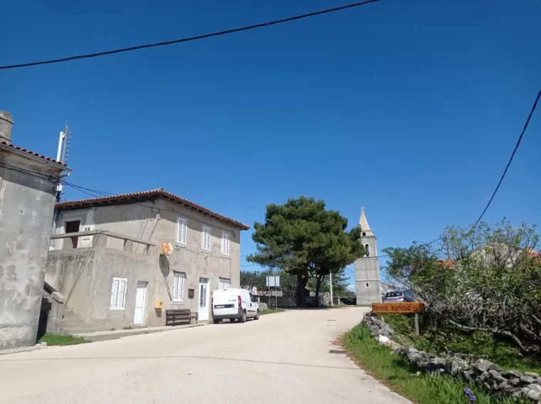 Nekretnina u Stivanu na otoku Cresu povr&scaron;ine je 79,48 kvadrata. Riječ je o nekretnini u prizemlju ulične zgrade, početna mjesečna neto zakupnina iznosi 476,88 eura, a jamčevina iznosi 1.430,64 eura