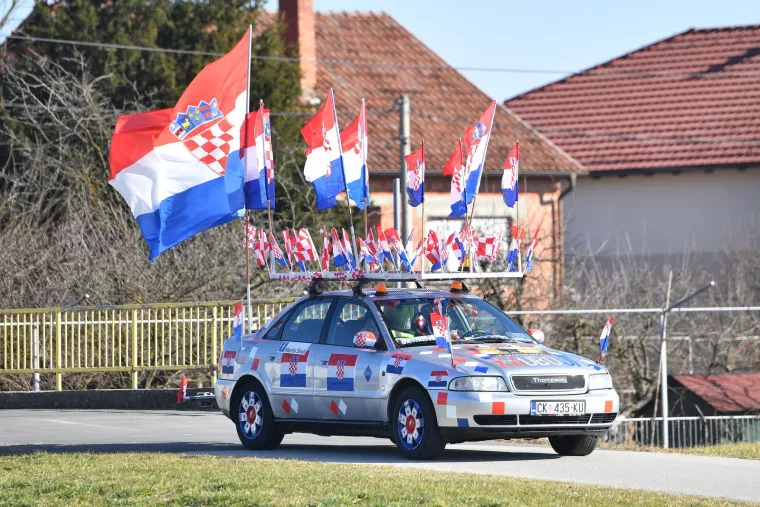 Navijač iz Međimurja pravi hit! Za srebrne rukometa&scaron;e svoj je srebrni auto ukrasio sa 60 hrvatskih zastava i do&scaron;ao na doček
