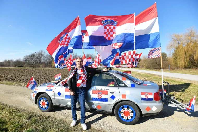 Godine 2018. kada su hrvatski nogometa&scaron;i osvojili srebro na Svjetskom prvenstvu u Rusiji, svoj automobil je ukrasio s 21 zastavom