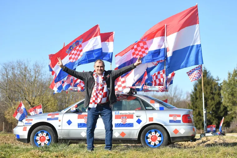 Navijač iz Međimurja pravi hit! Za srebrne rukometa&scaron;e svoj je srebrni auto ukrasio sa 60 hrvatskih zastava i do&scaron;ao na doček