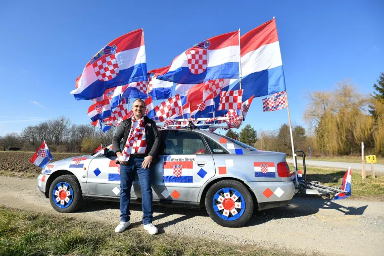 Navijač iz Međimurja pravi hit! Za srebrne rukometa&scaron;e svoj je srebrni auto ukrasio sa 60 hrvatskih zastava i do&scaron;ao na doček
