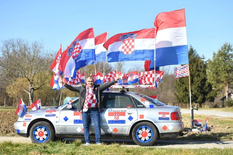 Navijač iz Međimurja pravi hit! Za srebrne rukometa&scaron;e svoj je srebrni auto ukrasio sa 60 hrvatskih zastava i do&scaron;ao na doček