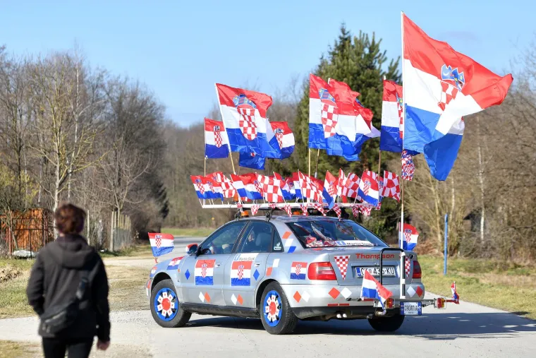 Navijač iz Međimurja pravi hit! Za srebrne rukometa&scaron;e svoj je srebrni auto ukrasio sa 60 hrvatskih zastava i do&scaron;ao na doček