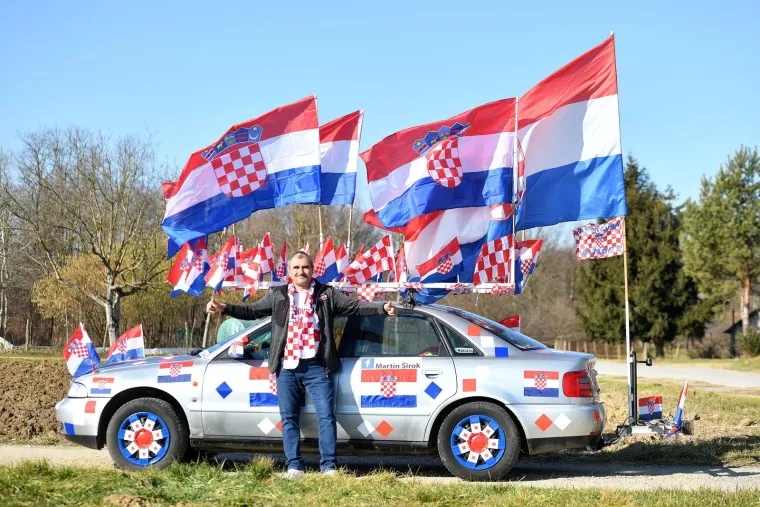 Navijač iz Međimurja pravi hit! Za srebrne rukometa&scaron;e svoj je srebrni auto ukrasio sa 60 hrvatskih zastava i do&scaron;ao na doček