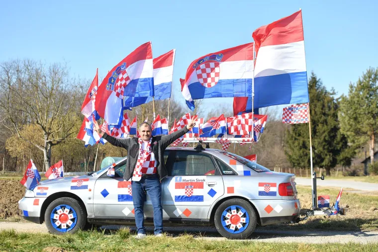 Navijač iz Međimurja pravi hit! Za srebrne rukometa&scaron;e svoj je srebrni auto ukrasio sa 60 hrvatskih zastava i do&scaron;ao na doček