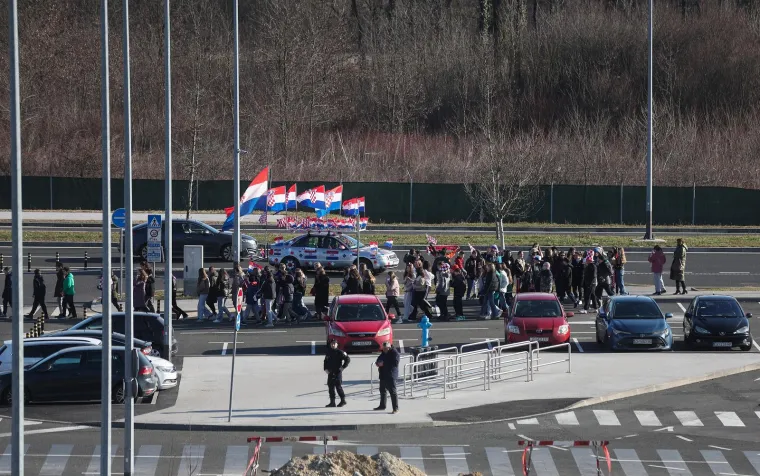 Navijač iz Međimurja pravi hit! Za srebrne rukometa&scaron;e svoj je srebrni auto ukrasio sa 60 hrvatskih zastava i do&scaron;ao na doček