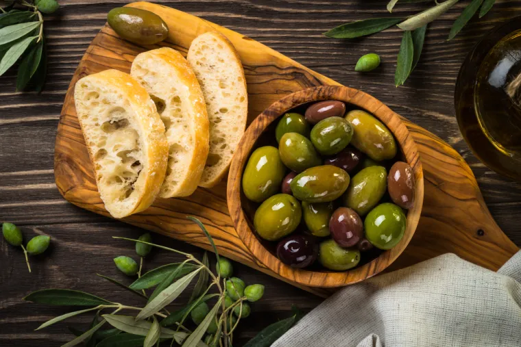 Dodaci jelima: Mljeveni listovi mogu se dodati u smoothije, posipati po salatama ili čak koristiti u pekarskim proizvodima poput kruha.