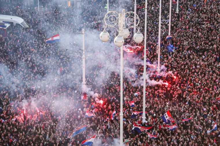 Čovjek ne čovjeku! Trg je bio dupke pun, svi su čekali srebrne rukometaše