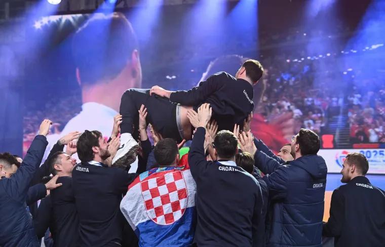 Nisu štedjeli Duvnjaka. Nadamo se da je spremio na sigurno novčanik.