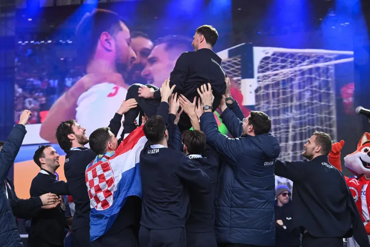 &apos;Ne bih otišao da ne znam da ostavljam reprezentaciju u sigurne ruke&apos;, rekao je Domagoj. A sad je te sigurne ruke osjetio i na svojoj koži.