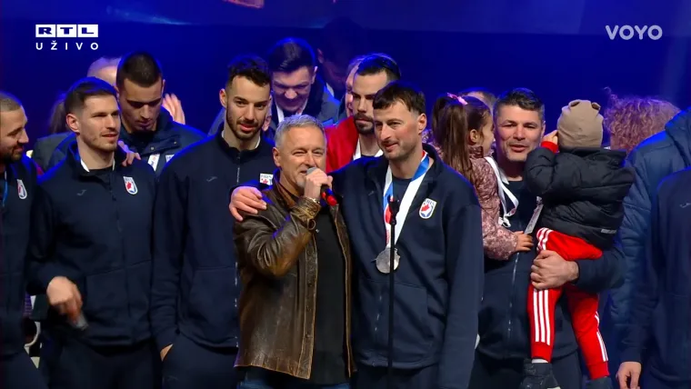 Zapjevao je Dule s Thompsonom pa i započeo stihove pjesme Moj ivane